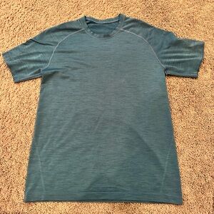 Men's LULULEMON Blue DRY fit
Shirt- EUC